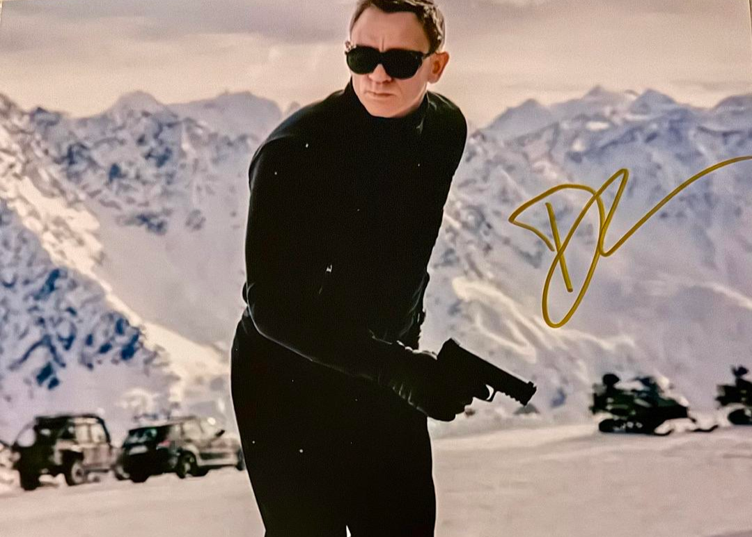 Daniel Craig Signed 8x10 Photo (James Bond) - Beckett COA #04